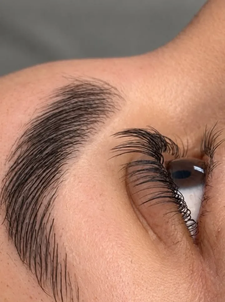 Depois: brow lamination alinhada e cílios curvados com lash lifting