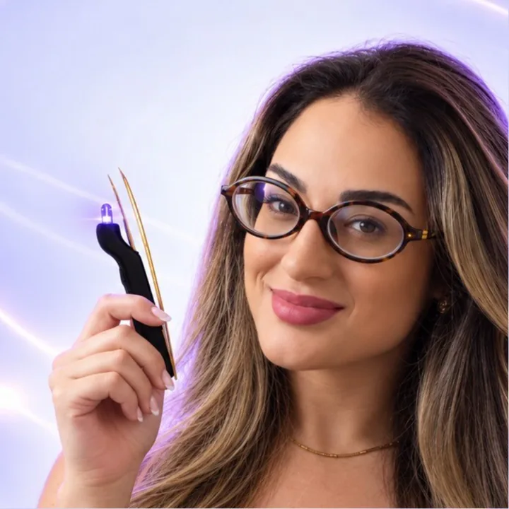 Nanda segurando a pinça com LED UV